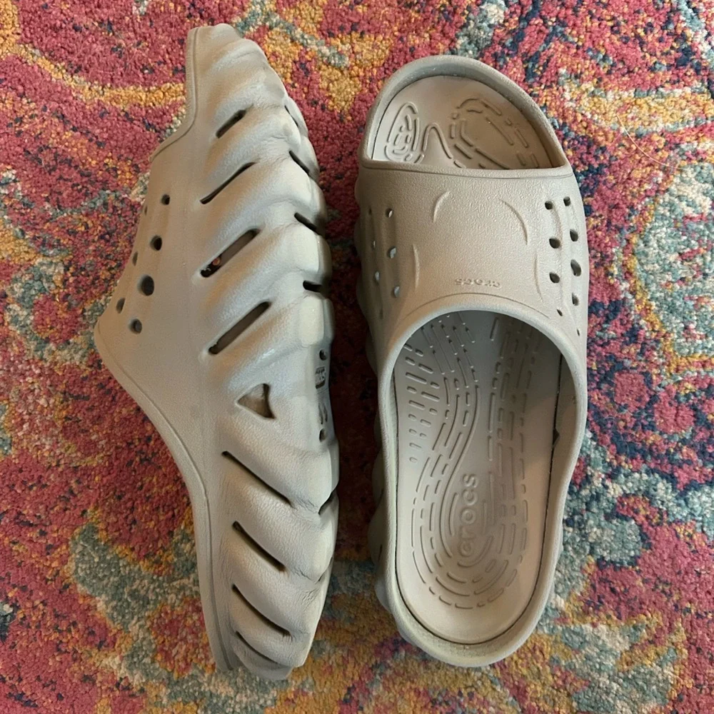 CROCS | Unisex Tan ‘Tumbleweed’ Echo Slide Shoes Mens size 8 Women’s Size 10